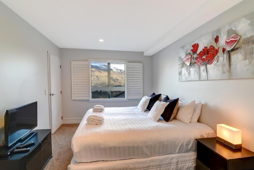 Modern 3 Bedroom With Stunning Postcard Views! ควีนส์ทาวน์ ภายนอก รูปภาพ