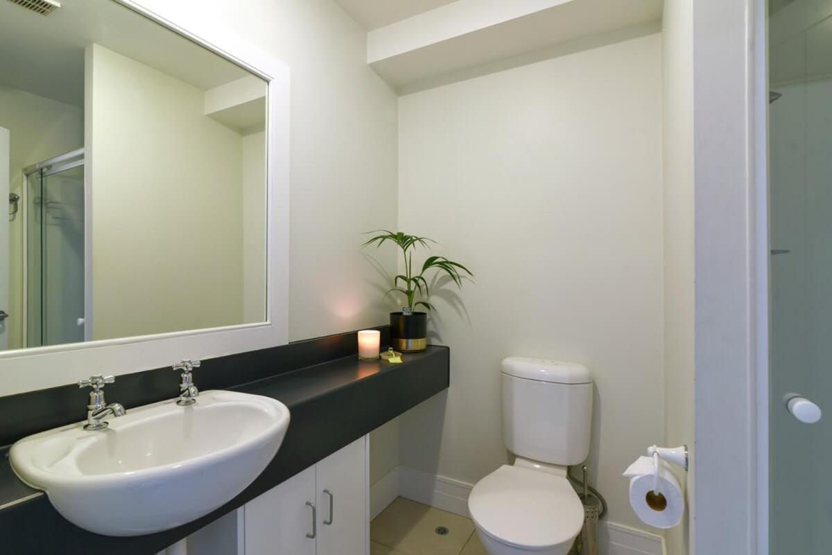 Modern 3 Bedroom With Stunning Postcard Views! ควีนส์ทาวน์ ภายนอก รูปภาพ